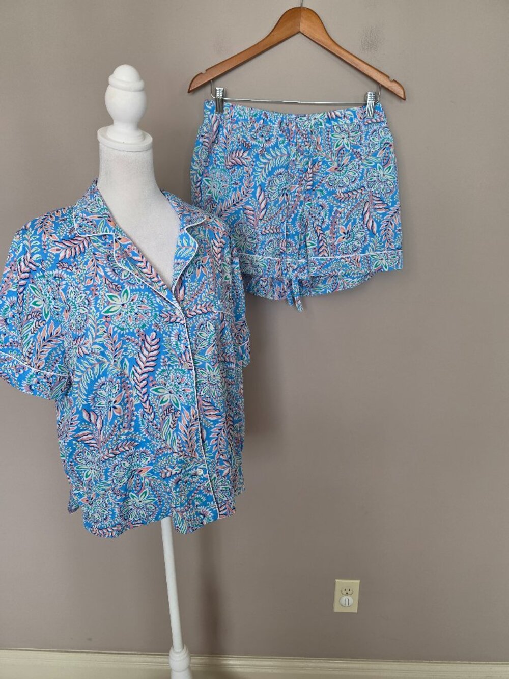 Tommy Bahama Tropical Floral & Paisley Motif Short Pajama Set Size Medium